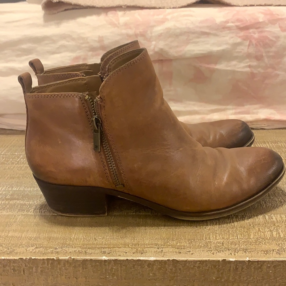 Size 9 lucky brown boot- I wear size 8.5 and fits perfectly.